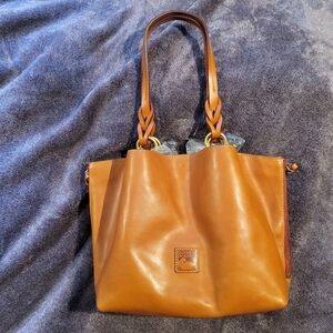 Dooney & Bourke Florentine Leather Large Zip Barlow. Color Natural.